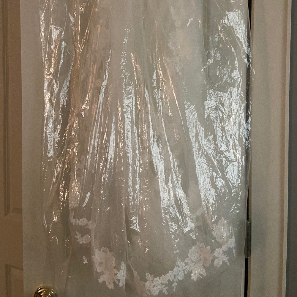 NWOT ~ Cathedral length bridal veil - Picture 4 of 4